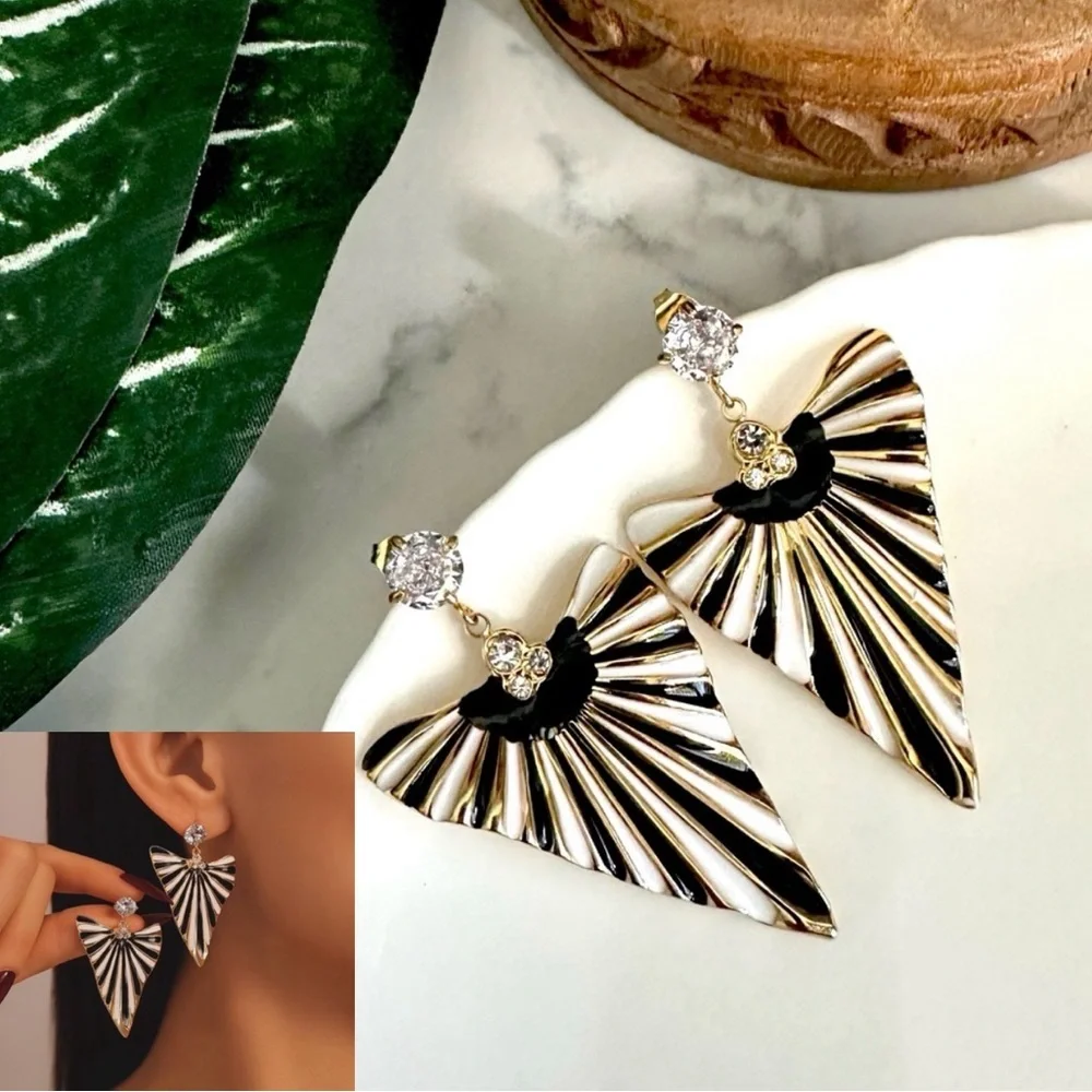 2/30🌵 Black & White Stripe Gold Triangle Art Deco Earrings Vtg Style Gift NEW